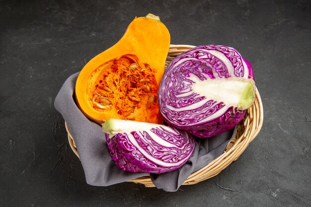 Vista frontal de repollo rojo con rodajas de calabaza en dieta saludable ensalada de mesa oscura