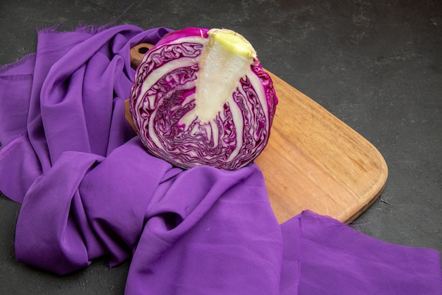 Vista frontal de repollo rojo en rodajas de verduras en la mesa de color gris oscuro dieta ensalada salud