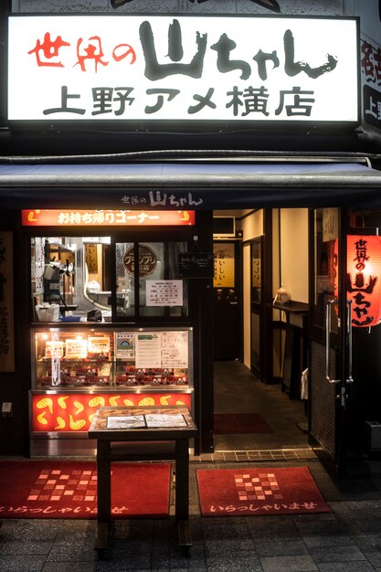 Vista frontal del restaurante de comida callejera japonesa sabrosa