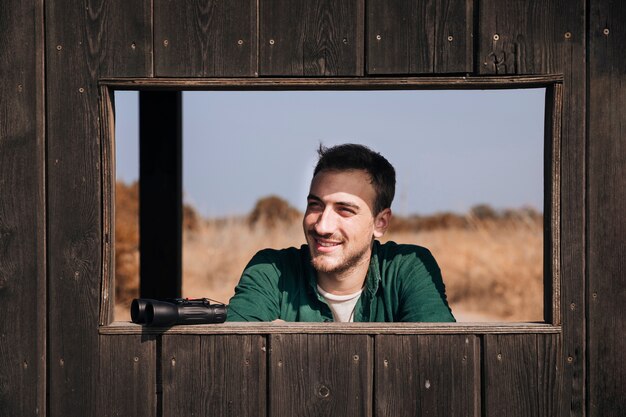 Vista frontal retrato de un hombre sonriente