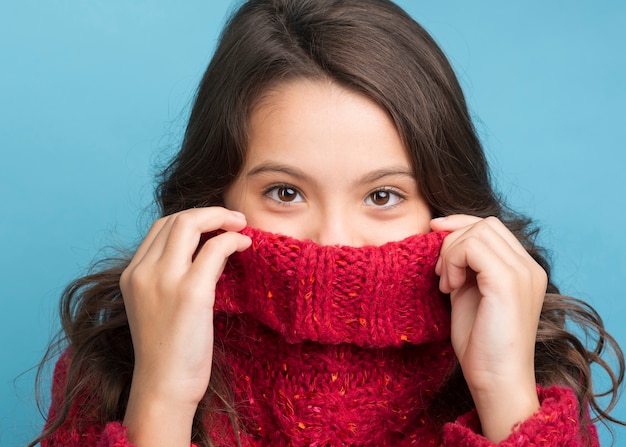 Vista frontal retrato niña vistiendo ropa de invierno