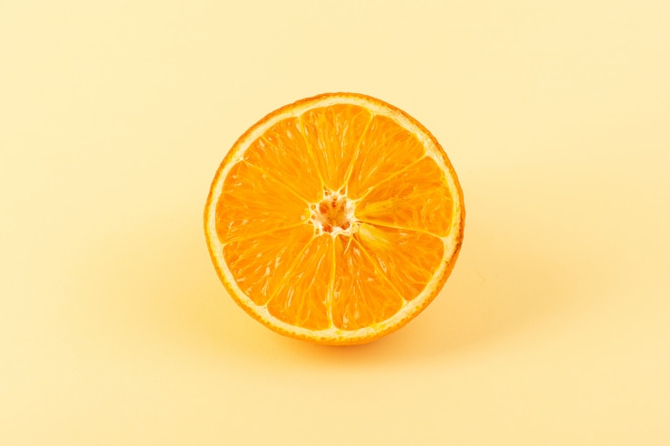 Foto gratuito una vista frontal rodaja de naranja fresca dulce jugosa madura aislado en el fondo de color crema jugo de cítricos verano