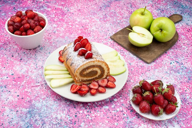 Vista frontal rollo de pastel dentro de la placa con manzanas y fresas en pastel de colores biscuit fruta dulce