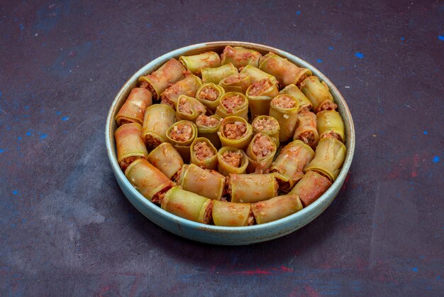 Vista frontal de los rollos de carne enrollados con verduras dentro de la sartén en la superficie oscura carne cena comida comida vegetal