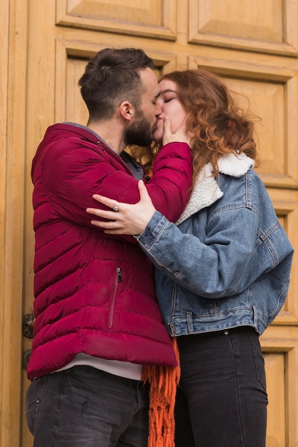 Foto gratuita vista frontal de la romántica pareja besándose