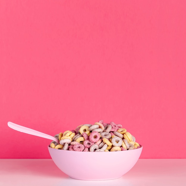 Vista frontal rosa tazón de cereales con copia espacio de fondo
