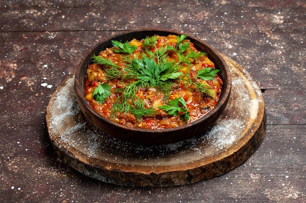 Foto gratuita vista frontal sabrosa comida cocida consiste en verduras y verduras en rodajas