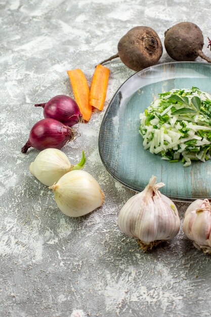 Foto gratuita vista frontal sabrosa ensalada de col con verduras frescas