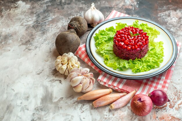 Vista frontal sabrosa ensalada de granada en ensalada verde con verduras frescas en comida ligera para fotos