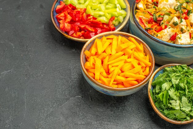 Vista frontal sabrosa ensalada de pollo con verduras en la dieta saludable de la ensalada de mesa oscura