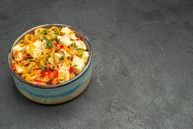 Vista frontal sabrosa ensalada de pollo con verduras en la mesa oscura ensalada saludable madura