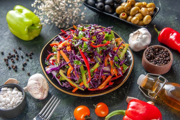 Vista frontal sabrosa ensalada de repollo con aceitunas sobre fondo oscuro comida salud pan merienda dieta almuerzo vacaciones comida