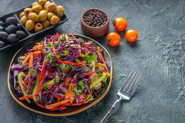 Vista frontal sabrosa ensalada de repollo con aceitunas sobre fondo oscuro comida saludable pan bocadillo almuerzo comida de vacaciones dieta