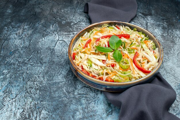 Vista frontal sabrosa ensalada de verduras en la mesa de color gris claro, comida dietética, color de alimentos saludables