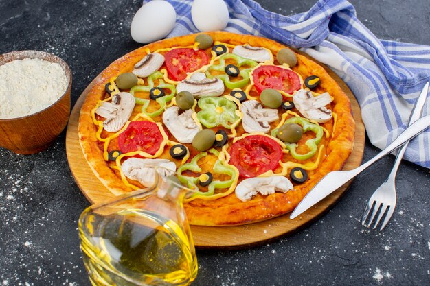 Vista frontal sabrosa pizza de champiñones con tomates rojos pimientos aceitunas y champiñones
