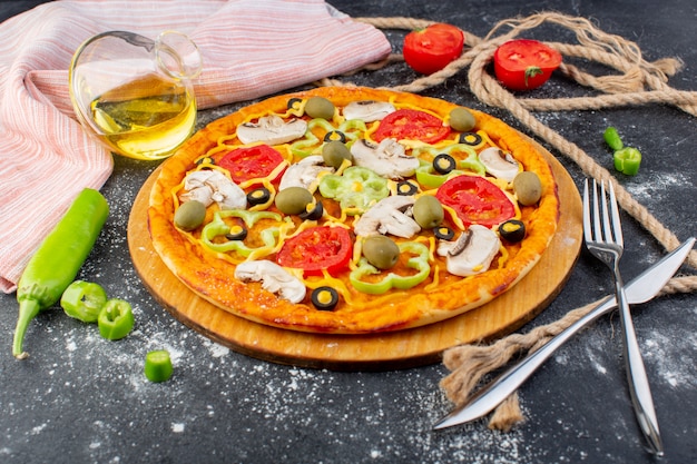 Vista frontal sabrosa pizza de setas con tomates rojos aceitunas verdes setas con tomates frescos