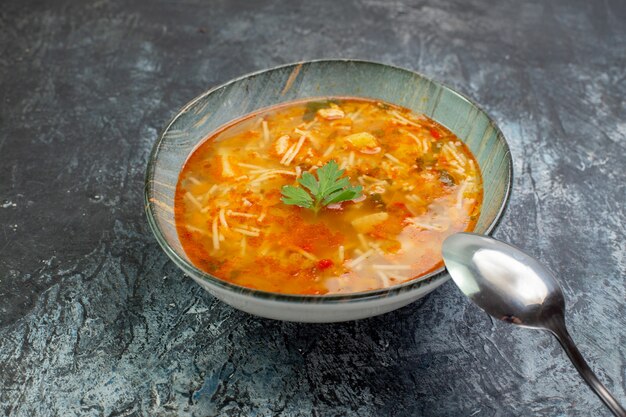 Vista frontal sabrosa sopa de fideos dentro de la placa sobre fondo gris claro masa salsa plato de comida foto pasta