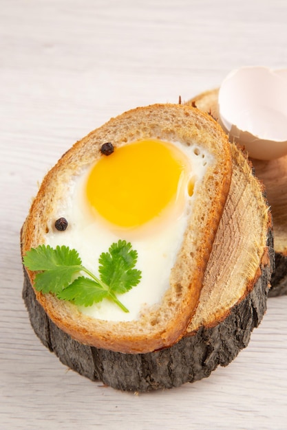 Vista frontal sabrosa tostada de huevo sobre fondo blanco comida de la mañana color ensalada comida foto almuerzo