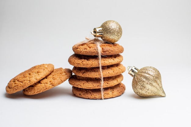 Vista frontal sabrosas galletas dulces en galletas blancas postre té foto azúcar