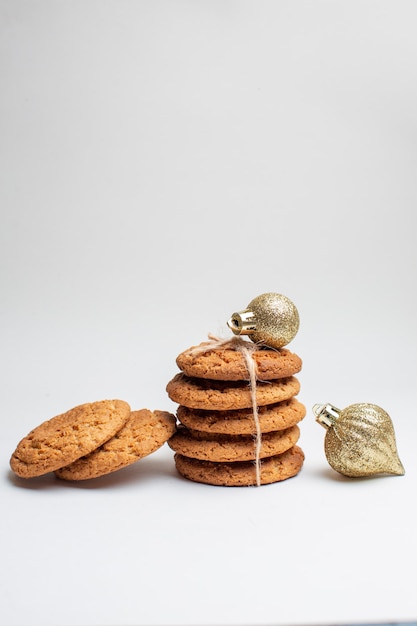 Foto gratuita vista frontal sabrosas galletas dulces en postre blanco té foto pastel azúcar