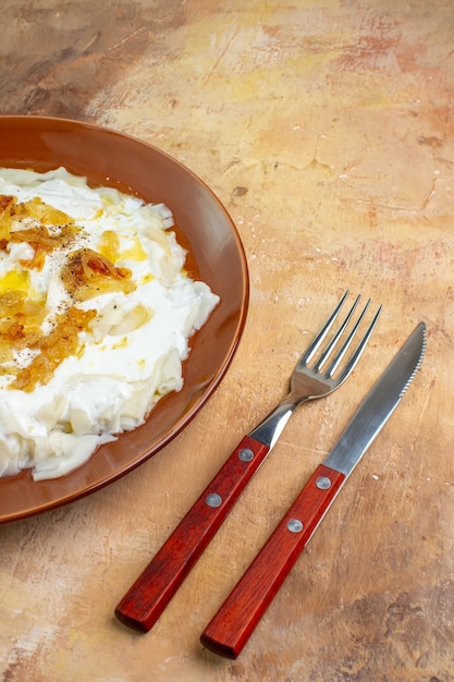 Vista frontal de sabrosas rebanadas de masa con yogur sobre un fondo claro