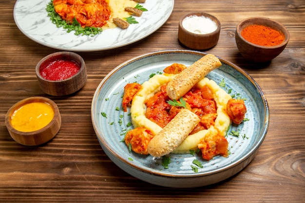 Vista frontal sabrosas rebanadas de pollo con puré de patatas en un plato de escritorio marrón comida cena carne patata