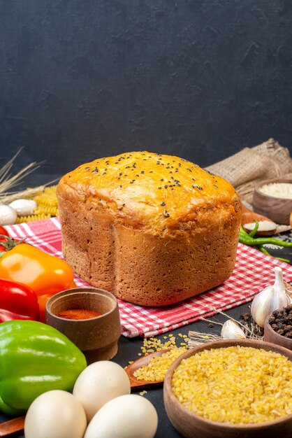 Vista frontal sabroso pan de color pimientos huevos bulgur trigo en un tazón en la mesa