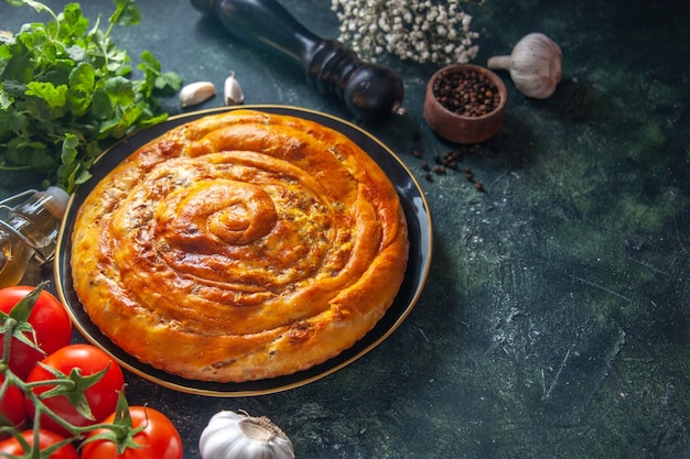 Vista frontal sabroso pastel de carne dentro de la sartén con ajo sobre fondo oscuro pastel de alimentos hornear masa horno pastel pastelería galleta