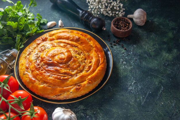 Vista frontal sabroso pastel de carne dentro de la sartén con ajo sobre fondo oscuro pastel de alimentos hornear masa horno pastel pastelería galleta