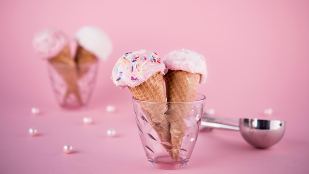 Foto gratuita vista frontal sabrosos conos de helado sobre la mesa