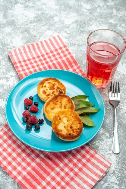 Vista frontal sabrosos muffins con frutos rojos en el sabor de la mesa de luz