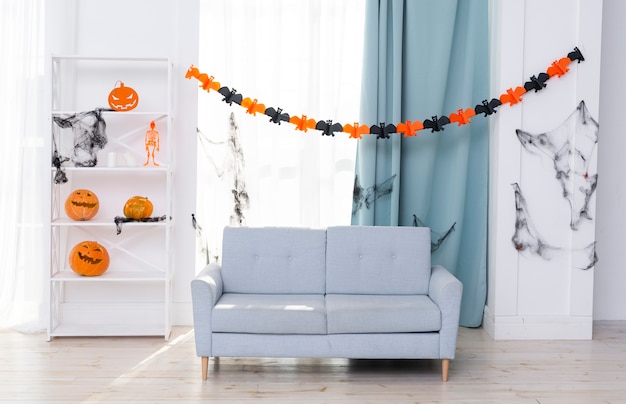 Foto gratuita vista frontal de la sala de estar con decoración de halloween