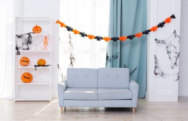 Vista frontal de la sala de estar con decoración de halloween