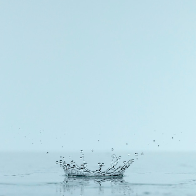 Foto gratuita vista frontal de salpicaduras de agua de gota con espacio de copia