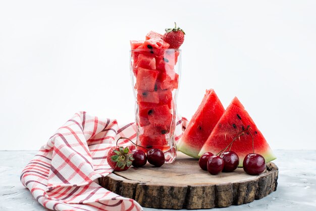 Una vista frontal de sandía fresca en rodajas suave y dulce con frutas frescas en verano blanco