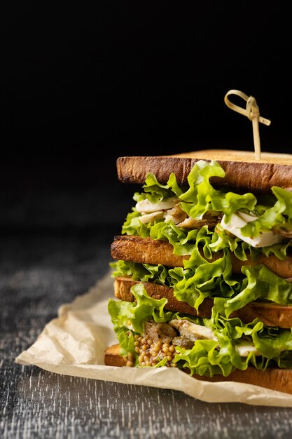 Vista frontal del sándwich de ensalada con espacio de copia