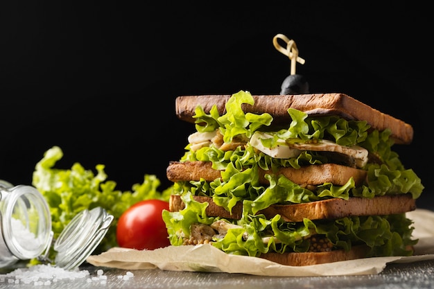 Vista frontal del sándwich de ensalada con tomate