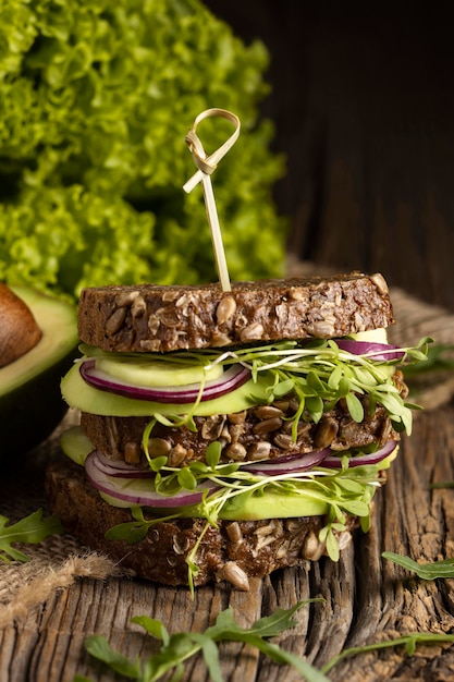 Vista frontal del sándwich con ensalada