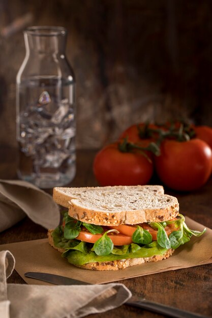 Vista frontal del sándwich tostado con verduras y tomates