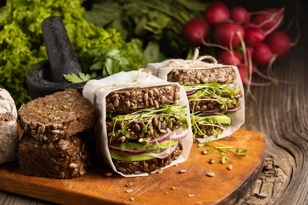 Vista frontal de sándwiches de ensalada con pan