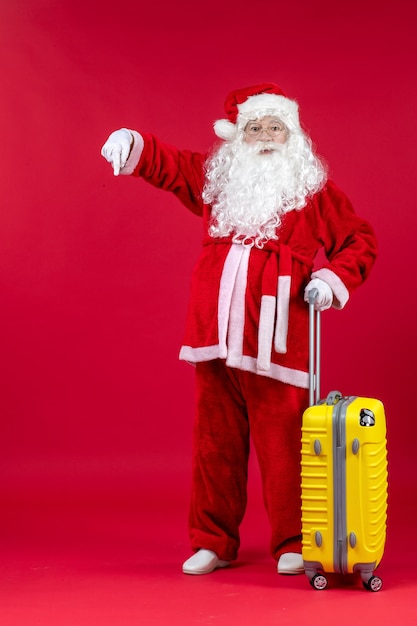 Vista frontal de santa claus con bolsa amarilla preparándose para el viaje