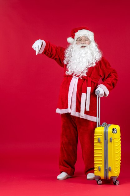 Vista frontal de santa claus con bolsa amarilla preparándose para el viaje