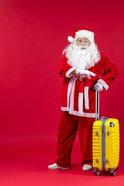 Vista frontal de santa claus con bolsa amarilla preparándose para el viaje