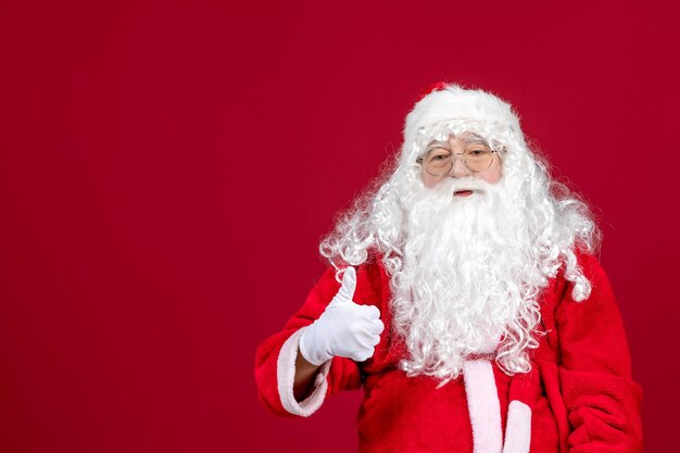 Vista frontal de santa claus con el clásico oso blanco y ropa roja en la emoción de vacaciones de año nuevo de navidad roja