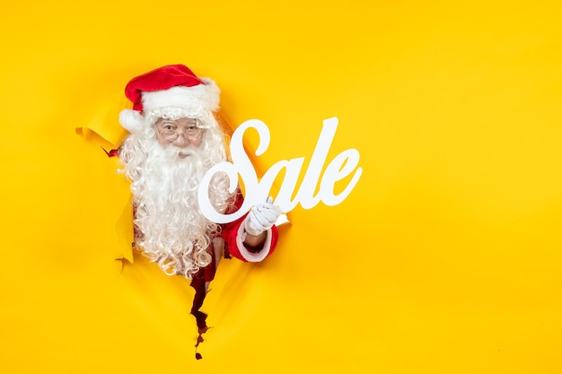 Foto gratuita vista frontal de santa claus con escritura de venta