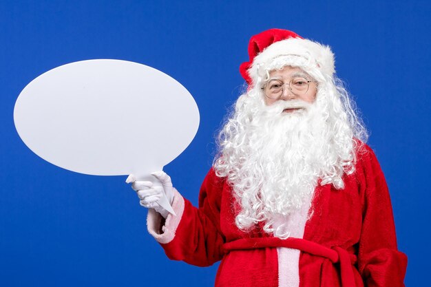 Vista frontal de santa claus con gran cartel blanco en las vacaciones de navidad de color azul nieve