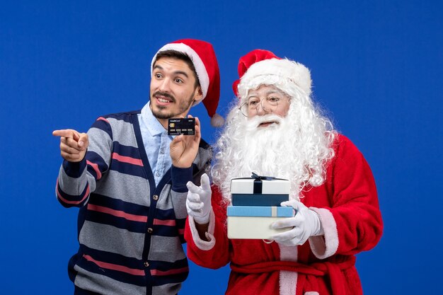 Foto gratuita vista frontal, santa claus, con, macho joven, tenencia, presenta