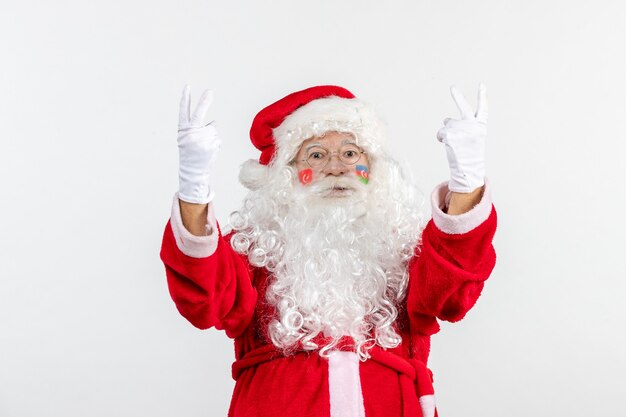 Vista frontal de santa claus con pintura de bandera azerbaiyana en su rostro en la pared blanca