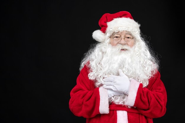 Vista frontal de santa claus en traje rojo clásico con barba blanca