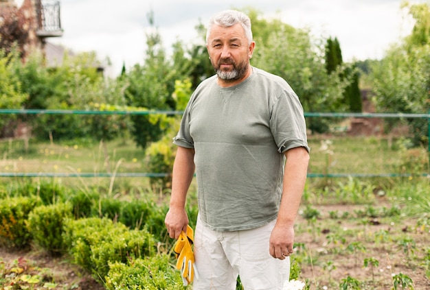 Foto gratuita vista frontal senior hombre en jardín